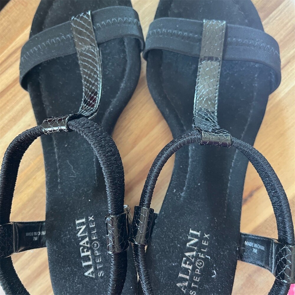 SOLD


Alfani Step 'N Flex Voyage Wedge Sandals Womens 7M Black Strappy Slip On